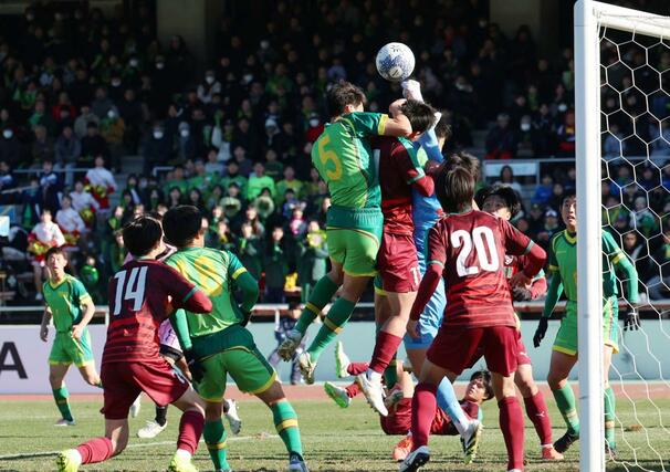 尚志ー帝京長岡　後半追加タイム、ゴール前のハイボールに飛び込むＤＦ西馬礼（５）＝浦和駒場スタジアム