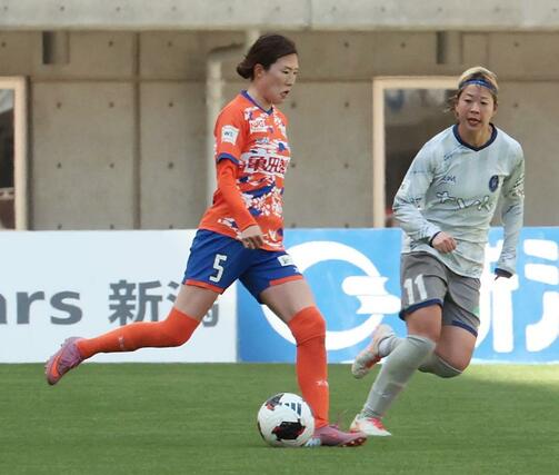 新潟Ｌ－相模原　前半、今シーズンで引退する川村優理（左・５）が競り合う＝デンカビッグスワンスタジアム