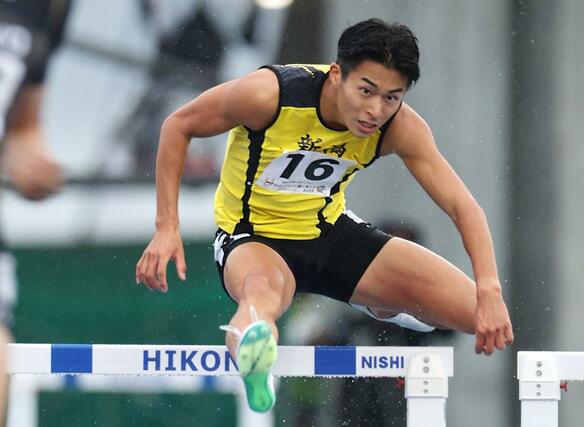 成年男子４００メートル障害決勝　８位入賞した渡邊脩（日体大）＝５日、滋賀県彦根市