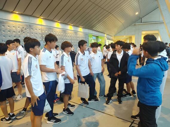 延期のＪＳＣー山口　新潟から約１５０人の生徒が会場に駆けつけた＝みらスタ