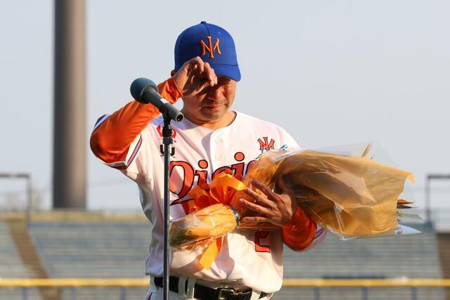 
花束を受け取り涙を流す稲葉大樹コーチ

