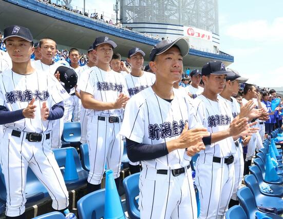 中越に惜しくも敗れた選手に拍手を送る新潟産大付の応援席=26日、新潟市中央区