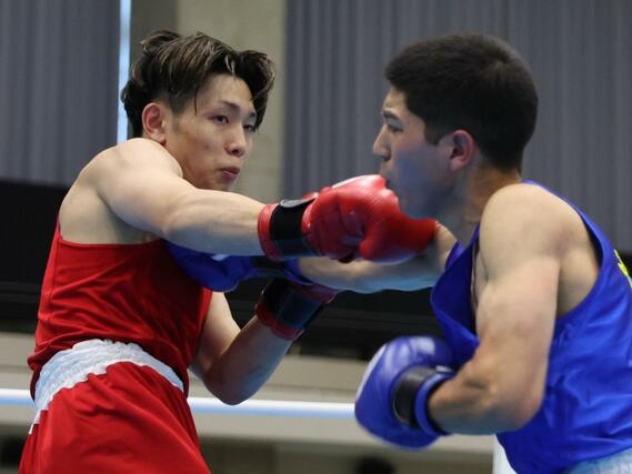 成年男子ウエルター級準々決勝　拓大の六井和（左）が攻める＝滋賀県東近江市