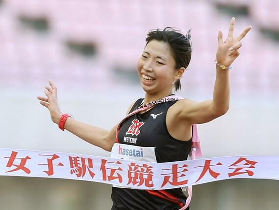 新潟明訓のアンカー福田せりえが３連覇の指文字でゴール＝新潟市中央区