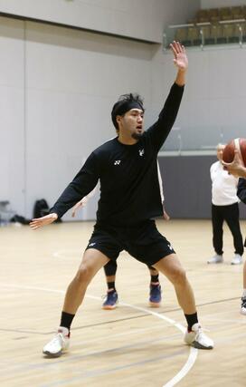 岡山戦に向けて練習するポーグ健＝長岡市