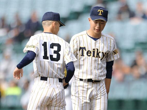 ５回、先頭打者に四球を与え、西脇駆（左）の救援を仰ぐ帝京長岡のエース工藤壱朗＝２３日、阪神甲子園球場