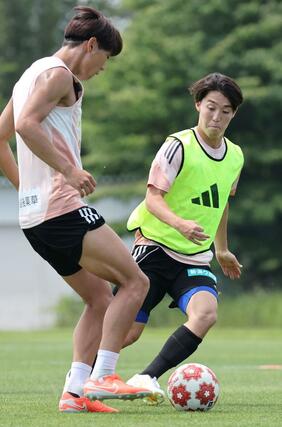 福山シティFC戦に向け、ボール回しをする新潟のMF奥村仁=6月10日、聖籠町