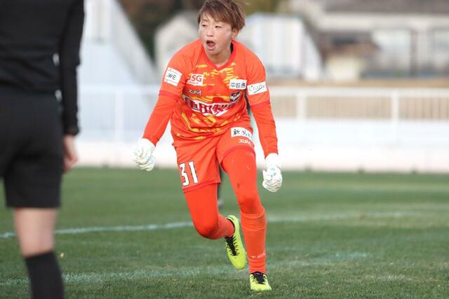 皇后杯３回戦マイナビ仙台－新潟Ｌ　ＰＫ戦で３本止める活躍を見せた新潟ＬのＧＫ久野吹雪。相手のシュートを止めガッツポーズでほえる＝宮城県（新潟Ｌ提供）
