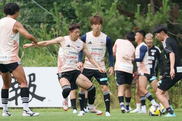 京都戦に向けて調整する新潟の選手たち=聖籠町