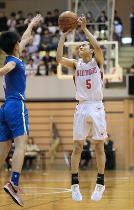 男子バスケ決勝　開志国際－帝京長岡　開志国際の平良宗龍がシュートを決め、５２－２１＝リージョンプラザ上越
