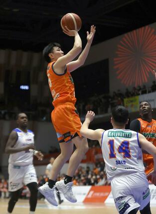 新潟－立川　第３クオーター、濱田貴流馬のシュートで５８－５５＝アオーレ長岡