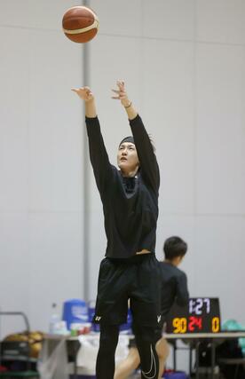 金沢戦に向けて練習するＢ３新潟。淡々とシュートを決める川村卓也＝長岡市