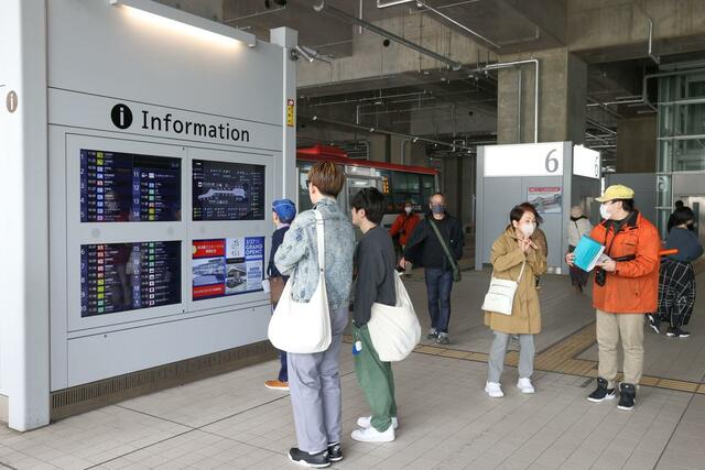 JR新潟駅の新しいバスターミナルが開業。新たな乗り場を看板で確認したり、係員に尋ねたりする利用客の姿が見られた=3月31日、新潟市中央区