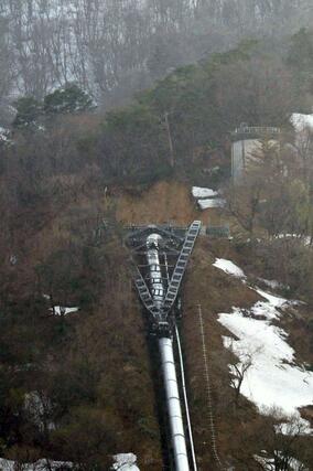 転倒した高田発電所の鉄塔＝６日、上越市灰塚