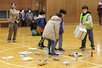 防災グッズの役割を学ぶかるたに挑戦する新井南小児童＝妙高市除戸