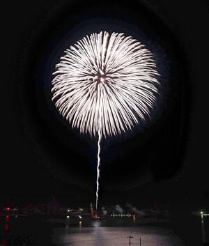 大槌湾で上がった慰霊の花火「白菊」=3月11日午後7時ごろ、岩手県釜石市(長岡支社・中里一也撮影)