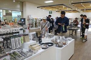 品定めを楽しむ観光客らでにぎわう「燕三条じばさんフェア」=4月29日、三条市須頃1