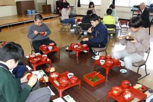 宝蔵院で振る舞われた初午御膳を食べる妙高小6年生=妙高市関山