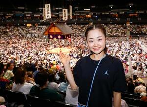 大相撲名古屋場所を観戦したフィギュアスケート女子の島田麻央=IGアリーナ