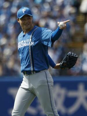 　ヤクルト戦に先発し、６回途中無失点で今季初勝利を挙げた日本ハム・山崎＝神宮