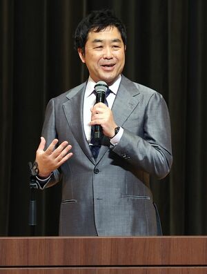 前島密が母親から受けた影響について語る門井慶喜さん=5月11日、上越市本城町