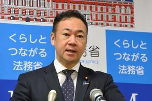 閣議後に記者会見する鈴木法相=29日午前、法務省