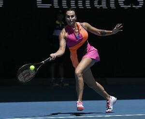 女子シングルス4回戦でプレーするアリーナ・サバレンカ=メルボルン(ゲッティ=共同)