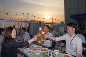 新潟東映ホテルのビアガーデンでビールを楽しむ人々=20日、新潟市中央区