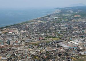 東電が再稼働を目指す東電柏崎刈羽原発(写真奥)。廃炉計画は示されなかった=5月、柏崎市(本社ヘリから)
