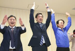 万歳する伊藤健太郎さん（左から２人目）＝４月１０日午前０時すぎ、新潟市中央区長潟