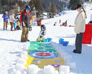 「感謝祭」で雪遊びを楽しむ家族連れ＝柏崎市高柳町岡野町