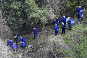 遺体発見現場付近を調べる京都府警の捜査員ら=14日、京都府南丹市