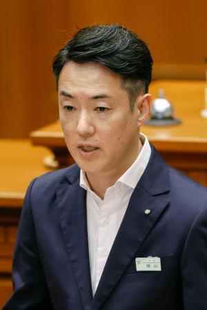 大阪市議会で発言する横山英幸市長=15日午後