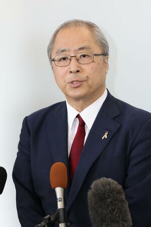 花角英世知事に３選出馬を要請した後、報道陣の取材に応じる後援会の廣田幹人会長＝１７日、県庁