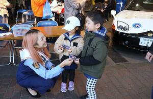 ステッカーを手渡し、交通安全を呼びかけた上村知世さん=新潟市東区