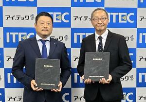 契約締結式に臨んだ柏陽鋼機の佐藤二三昭社長(右)とアイ・テックの大畑大輔社長=7月、静岡市