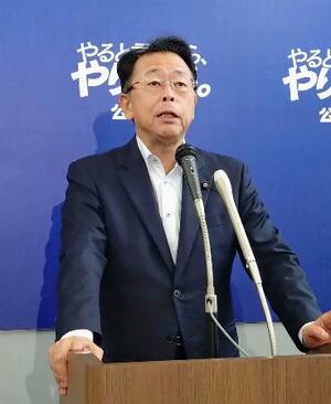記者会見する公明党の西田幹事長=9日午前、国会
