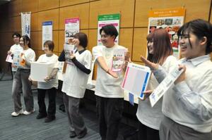 　全国各地を訪れ福島県の現状を発信した活動について「ぐぐるプロジェクト」フォーラムで報告する「ふくしまメッセンジャーズ」のメンバーら＝２０２６年３月、東京都内