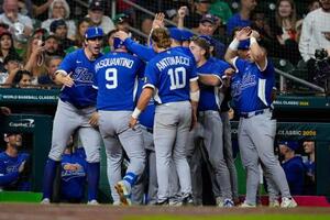 　メキシコ戦の８回、ソロ本塁打を放ち迎えられるイタリアのパスクアンティノ（９）＝ヒューストン（ＡＰ＝共同）