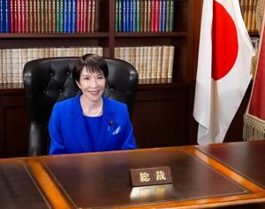 自民党総裁のいすに座る高市早苗新総裁=4日午後7時3分、東京・永田町の党本部