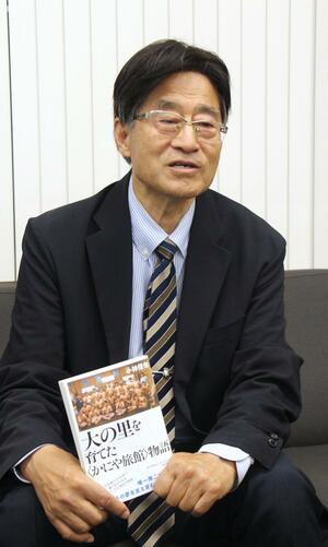 著書を手に、大の里との思い出話を熱く語る小林信也さん=29日、東京都千代田区