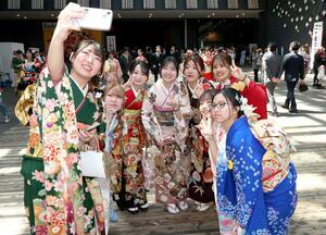 友人らと笑顔で記念撮影する長岡市の式典参加者=3日、アオーレ長岡