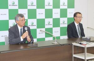 原子力規制委員会の委員就任会見で抱負を述べる長崎晋也氏(左)と山岡耕春氏=9月19日、東京・六本木