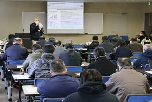 ル・レクチエの生産者が参加した褐色斑点病の対策研修会=三条市下保内