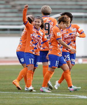 新潟Ｌ－ノジマ相模原　前半４４分、ゴールを決め、右手を上げて喜ぶＭＦ滝川結女＝新潟市陸上競技場（写真映像部・新井田悠）