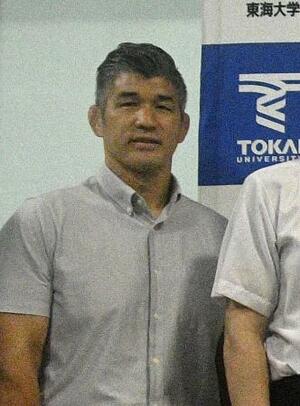 新日本プロレス入団を表明したウルフ・アロンにエールを送った柔道日本男子の井上康生前監督=2日、神奈川県平塚市