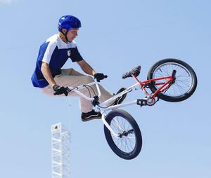 男子BMXフリースタイル・パーク決勝 演技する中村輪夢=パリ(共同)