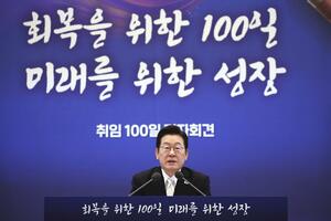 11日、ソウルで就任100日の記者会見に臨む韓国の李在明大統領(共同)