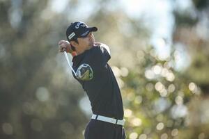 　米男子ゴルフの最終予選会第２ラウンド、９番でティーショットを放つ石川遼＝１２日、フロリダ州ポンテベドラビーチ（ゲッティ＝共同）