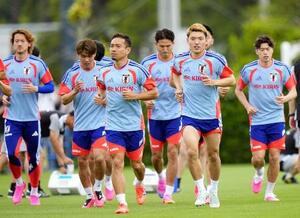 サッカーＷ杯北中米３カ国大会に向けた合宿を開始し、調整する長友佑都（左から３人目）ら日本代表＝５月２５日、千葉市内